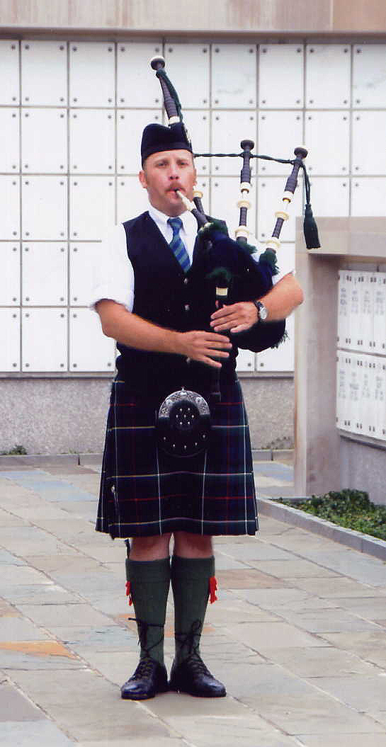 Maryland based bagpiper playing Bagpipe music on Scottish Bagpipes in the Mid-Atlantic Region